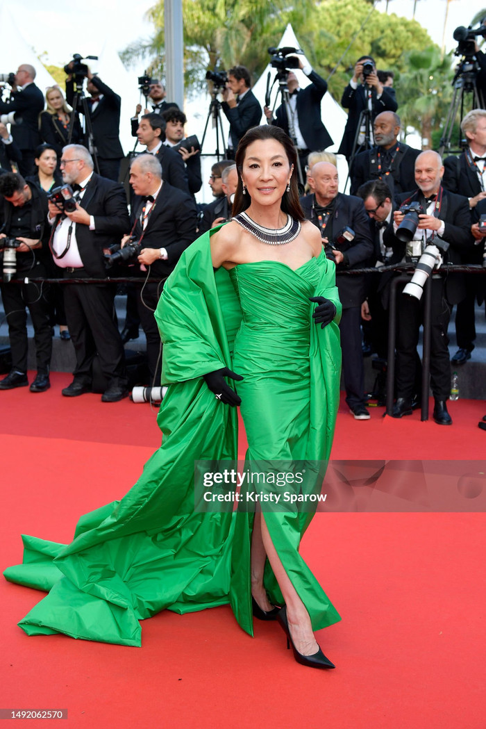 Dương Tử Quỳnh gây ấn tượng khi sải bước trên thảm đỏ với bộ váy xanh chuối nổi bật. Cô còn kết hợp với phần áo choàng rộng, dài quét đất. Để tổng thể thêm phần ấn tượng, Dương Tử Quỳnh còn phối cùng bao tay đen cùng vòng cổ kích thước lớn.