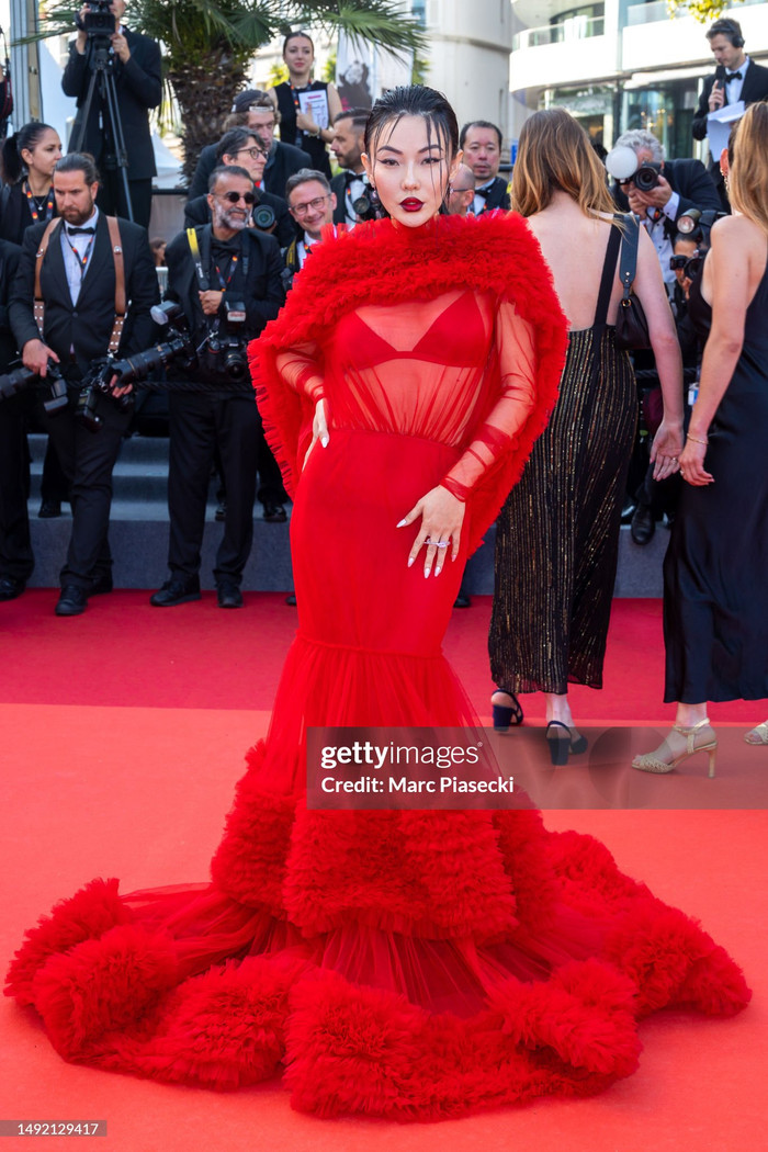 Jessica Wang nổi bần bật với tổng thể đỏ rực từ trang phục đến cách trang điểm. Không những vậy, cô còn trưng dụng kiểu tóc lả lơi, ướt át tăng thêm phần quyến rũ.