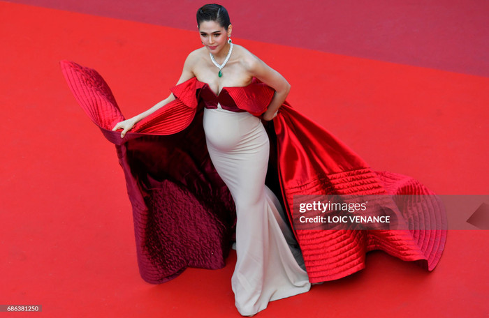 Chompoo Araya để lộ vòng 2 to bất thường khiến cô bị nghi đang mang thai. Mãi đến ngày thứ 8, nữ minh tinh người Thái mới vướng tình huống này. Những ngày trước đó, Chompoo Araya 'lên đồ' khá tinh tế. Thậm chí, Chompoo Araya còn từng sải bước trên thảm đỏ Liên hoan phim Cannes 2024 với bộ cánh xuyên thấu nhưng vóc dáng của cô không quá khác biệt lạ thường như hôm nay.