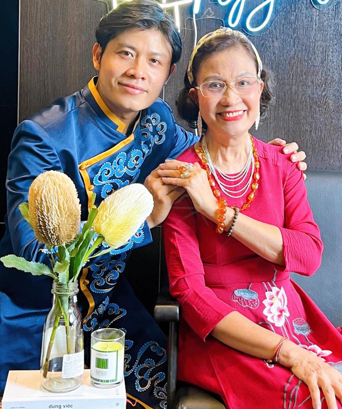 Nhạc sĩ Nguyễn Văn Chung và mẹ. 