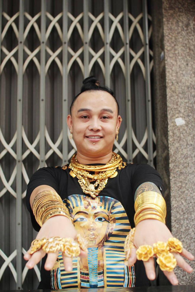 Bảy Bóng có sở thích đeo vàng (Ảnh Lan Chi)