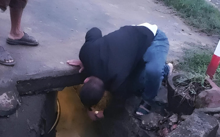 2 thanh niên chui vào cống thoát nước cứu cụ bà gần 90 tuổi đi lạc Ảnh 2