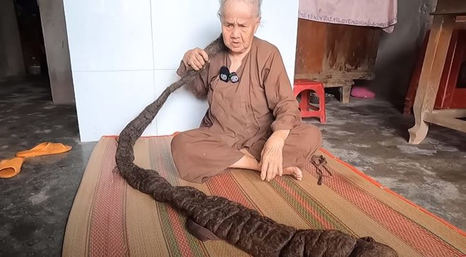 Hơn 30 năm, mái tóc của bà dài 4m