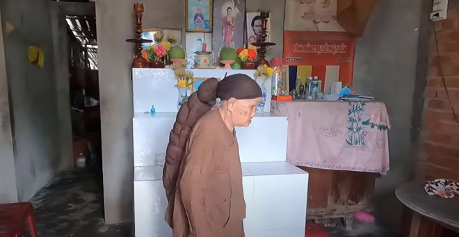 Bà Năm hiện sống cùng cháu ngoại trong căn nhà ống tuềnh toàng, bên trong chẳng có gì đáng giá 