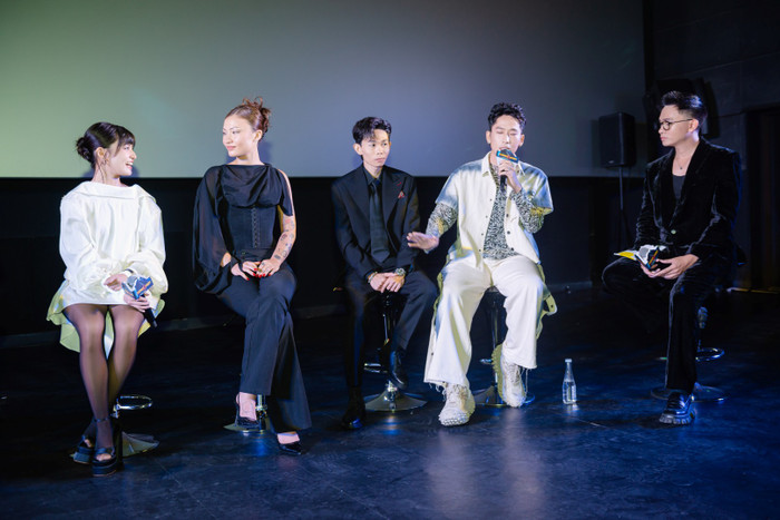 Dàn cast phim Móng Vuốt giao lưu với báo chí.