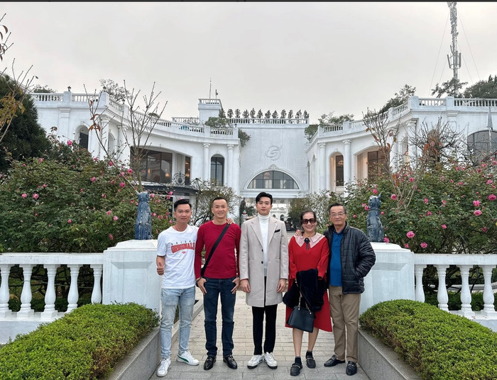 Khi có kinh tế đầy đủ, Quốc Trường thường xuyên đưa ba mẹ đi du lịch khắp nơi. 