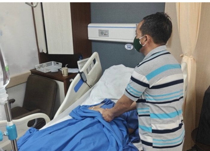 Ông Hoàng Văn Thành luôn đồng hành túc trực bên cạnh chăm sóc con gái.