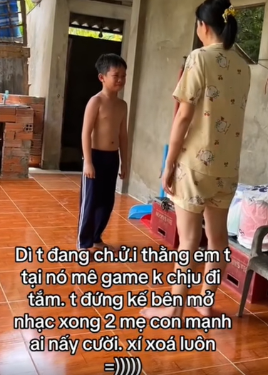 Hai mẹ con đang rất căng thẳng.