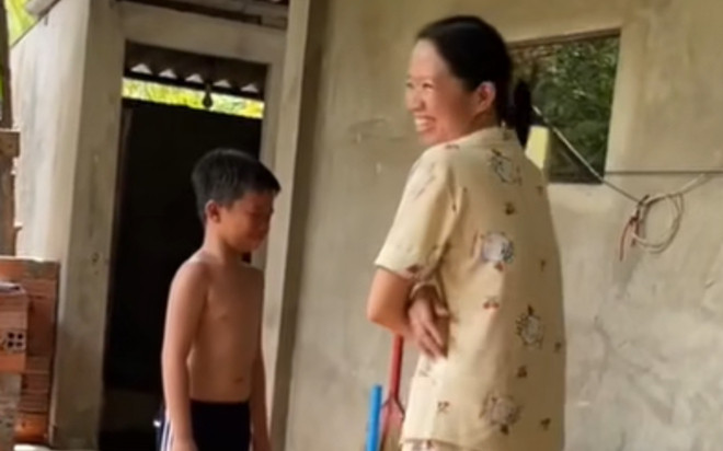 Mẹ mắng con mê game, cháu gái bật một bài nhạc giải cứu làm cả nhà phì cười Ảnh 2