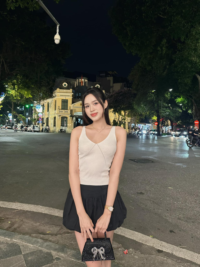 Đỗ Thị Hà khoe sắc 'mướt mượt' giữa trời đêm Hà Nội.