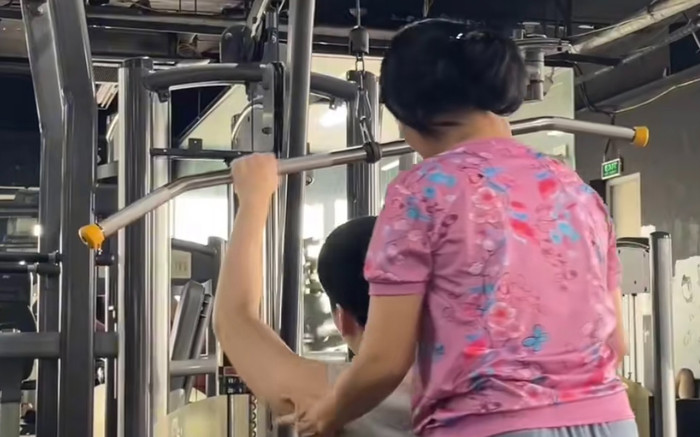 Cảm động người mẹ kiên trì tập gym cùng con trai bị liệt tứ chi Ảnh 2