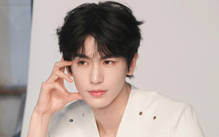 Trương Lăng Hách hôn môi bạn gái kém tuổi gây náo loạn cõi mạng Ảnh 2