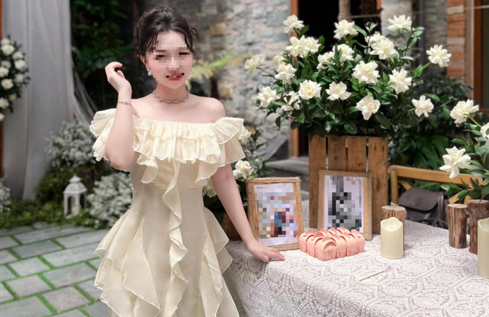 Cẩm Tú cho biết chiếc váy màu kem, không phải màu trắng trùng với màu váy cô dâu.