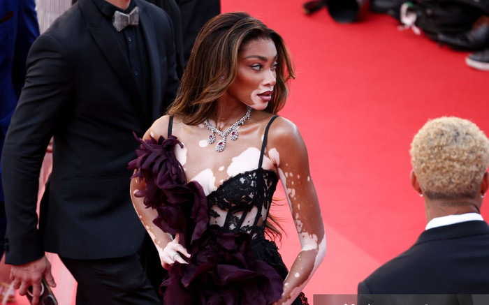 Thảm đỏ Cannes ngày 9: Người mẫu bạch biến chiếm spotlight, Hoa hậu Hoàn cầu kém sắc Ảnh 2