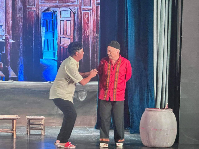 Lê Nam cùng Hoàng Sơn mang đến tiếng cười cho vở diễn, giảm bầu không khí căng thẳng.