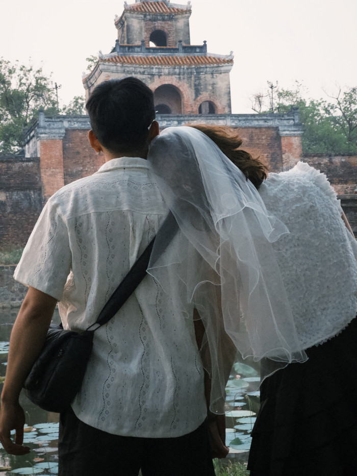 Đi đến đâu, cô gái trẻ cũng rút khăn voan cài đầu để chụp ảnh kỷ niệm cùng bạn trai.