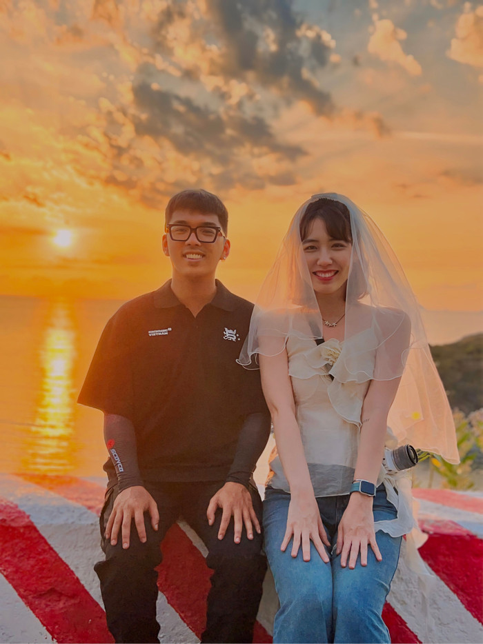 Đi đến đâu, cả hai cũng chụp ảnh để lưu giữ khoảnh khắc đáng nhớ.