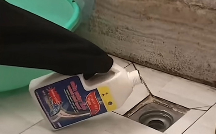 Mua dung dịch về tự thông cống, cô gái bị nổ văng lên mặt vội cảnh báo dân mạng Ảnh 2