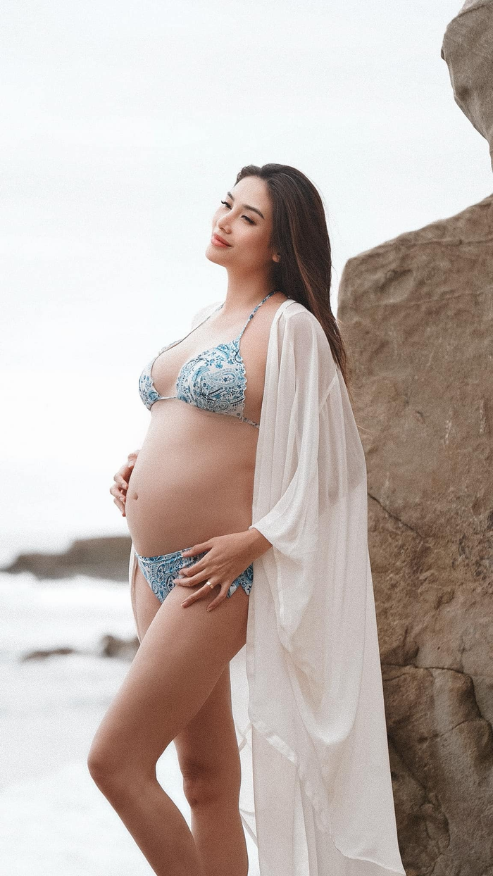 Có thể thấy rõ, Võ Hoàng Yến có dấu hiệu tăng cân ở tháng 5 của thai kỳ. Gương mặt và cánh tay của người đẹp đầy đặn hơn trong thấy. Tuy nhiên, nhan sắc vẫn được duy trì phong độ. 