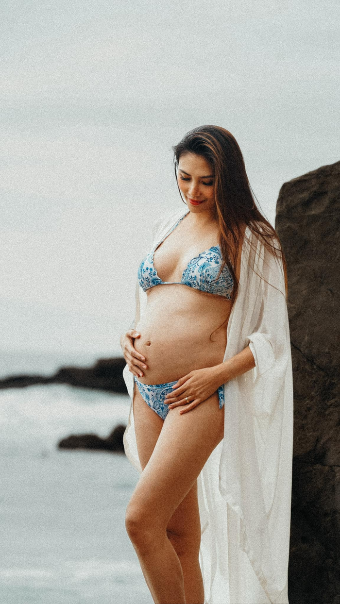 Theo Hoàng Yến chia sẻ trước đó, cô mang thai nhờ phương pháp thụ tinh trong ống nghiệm. Cô và chồng quyết định thực hiện bằng biện pháp này vì cả hai ở cách nhau quá xa, người ở Việt Nam, người ở Mỹ nên việc thụ thai tự nhiên có chút khó khăn.