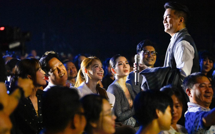 Đàm Vĩnh Hưng bị một khán giả 'cướp micro' khi đang hát, Lệ Quyên và Lâm Bảo Châu cười ngất Ảnh 2