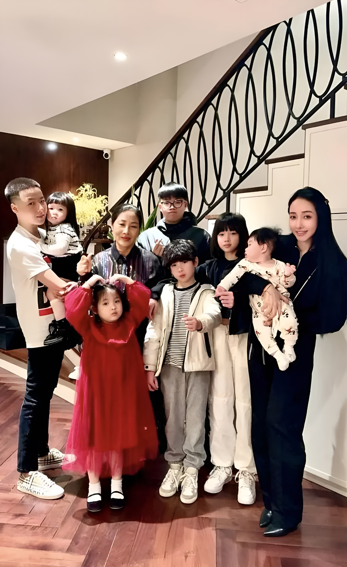 Dù đã 7 lần 'vượt cạn' nhưng hot mom Vũ Hồng Phúc vẫn giữ được hình thể như gái đôi mươi.