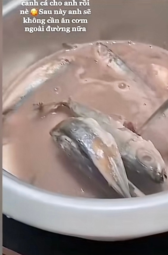 Cư dân mạng đã rủ nhau quay đầu ngay khi nhìn thấy nồi canh cá của cô gái.