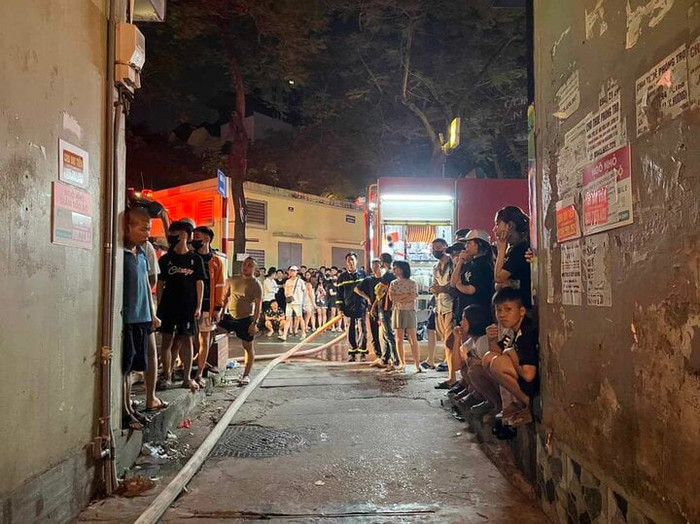 Sau khi nhận tin báo, Đội Cảnh sát PCCC&CNCH đã huy động nhiều phương tiện và hàng chục cán bộ, chiến sỹ tới hiện trường