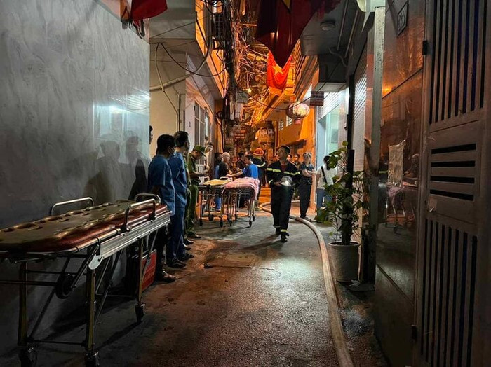 Chỉ trong ít phút, lửa bùng lên dữ dội kèm nhiều tiếng nổ