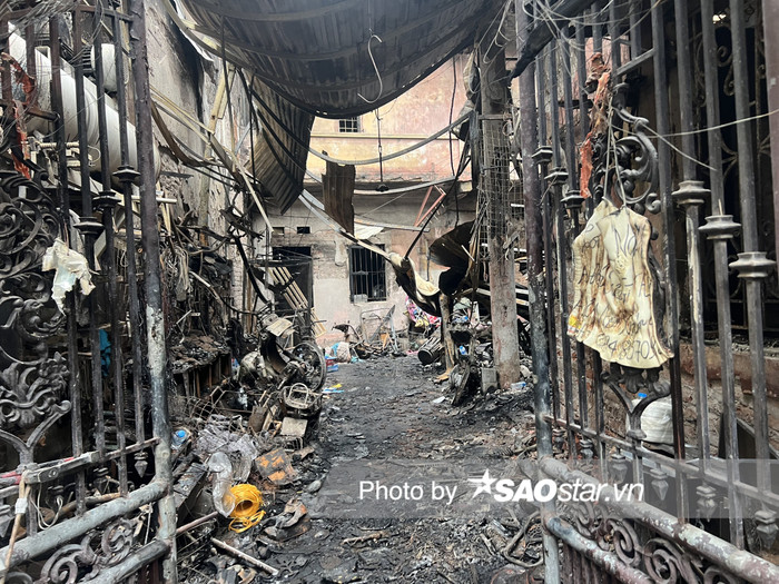 Tại hiện trường, bên trong tầng 1 nơi được sử dụng để kinh doanh sửa chữa xe máy điện, xe đạp điện, nhiều đồ đạc bị lửa làm cháy rụi, trơ khung sắt.