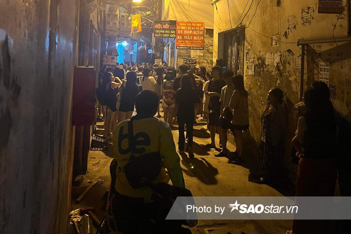 Thời điểm này đám cháy đã phát triển mạnh thiêu rụi nhiều xe máy, xe đạp điện, xe đạp tại khu vực sân, khói và khí độc bao trùm toàn bộ khu vực cháy