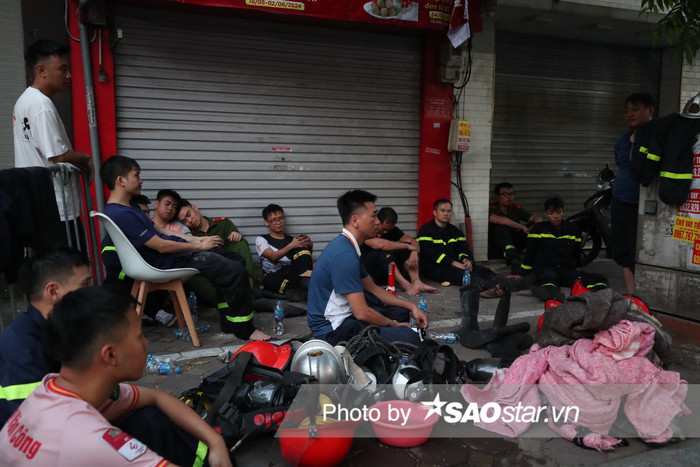 Ngay sau đó, 50 cảnh sát có mặt tại hiện trường để chữa cháy và cứu nạn. Các lực lượng đã tổ chức phá khóa cổng chính, phá ô cửa sổ tiếp cận vào bên trong ngôi nhà và cứu được 7 người mắc kẹt, trong đó có 3 người bị thương được đưa đi cấp cứu tại bệnh viện