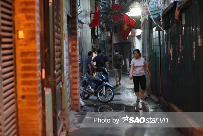 Công an TP Hà Nội thông tin, vào 0h46 cùng ngày, cảnh sát nhận được tin báo cháy nhà dân ở số 1, hẻm 31, ngách 98, ngõ 43 đường Trung Kính (phường Trung Hòa, quận Cầu Giấy) xảy ra hoả hoạn.