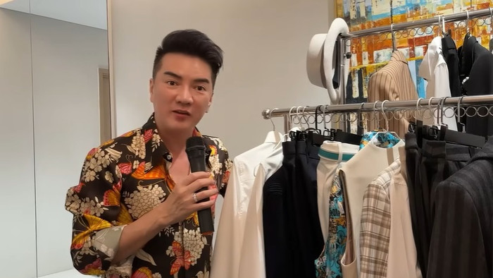 Nam ca sĩ rất đầu tư ở khoản trang phục, tạo dấu ấn cá nhân. 