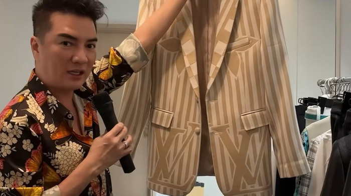 Đàm Vĩnh Hưng thường tự thiết kế trang phục diễn, tạo sự độc đáo 'có một không hai'.