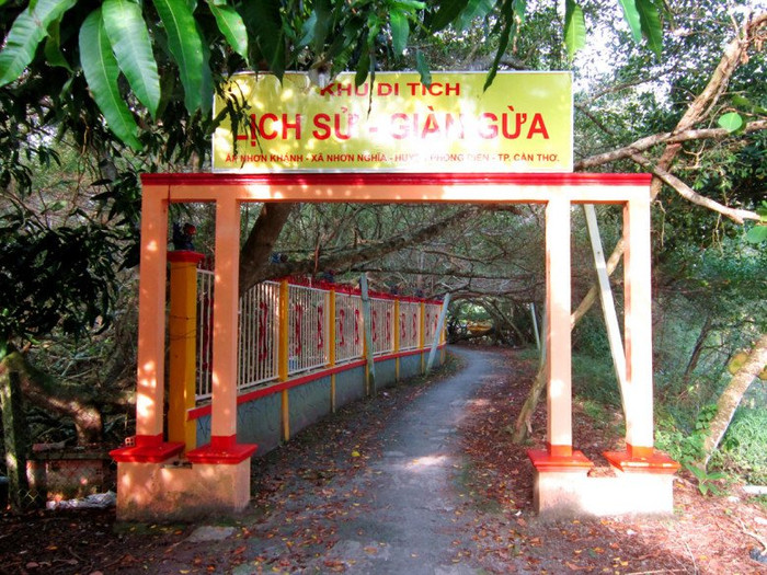 Cây gừa nằm trong khuôn viên di tích