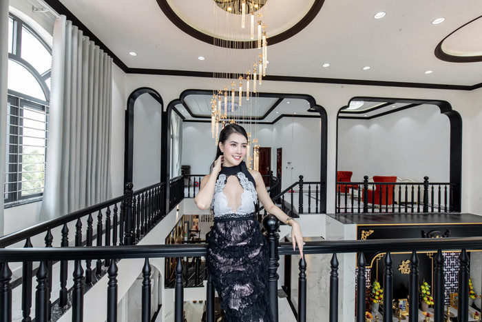 Đây là số tiền mà Phan Thị Mơ đã dành dụm suốt nhiều năm hoạt động nghệ thuật lẫn kinh doanh.