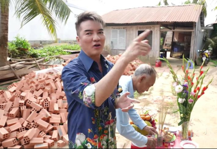 Đàm Vĩnh Hưng đã có nhiều chuyến xuống tận nhà khảo sát và đích thân theo dõi tiến độ công trình.