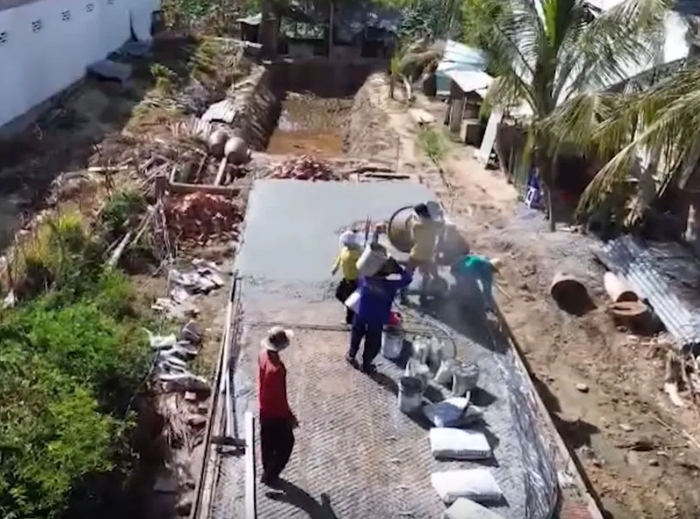 Phần nền xi măng được đổ cao tránh sình lầy.