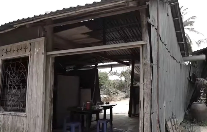 Căn nhà cũ xập xẹ của cha phạm nhân ở Long An.