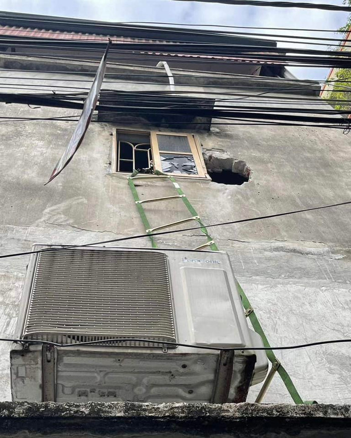 Tường khá dày nhưng nam thanh niên vẫn có thể đập thủng để cứu người 