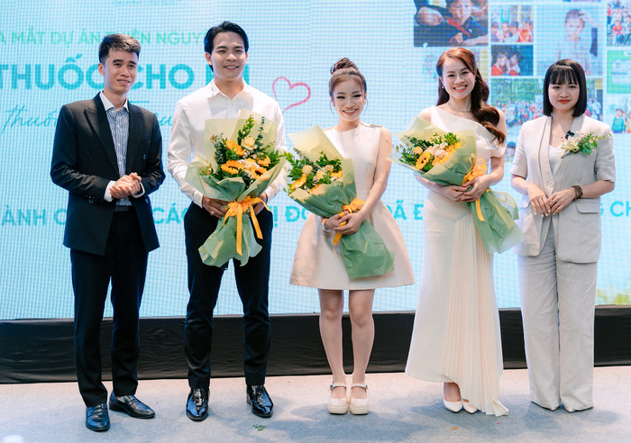 Các nghệ sĩ được ban tổ chức tặng hoa tri ân.