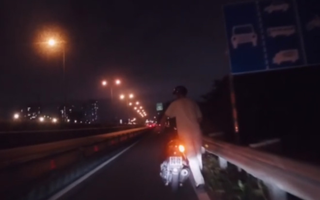 Anh Tây được nam shipper tặng chai xăng khi phải dắt bộ, cách hành xử sau đó thật văn minh Ảnh 2