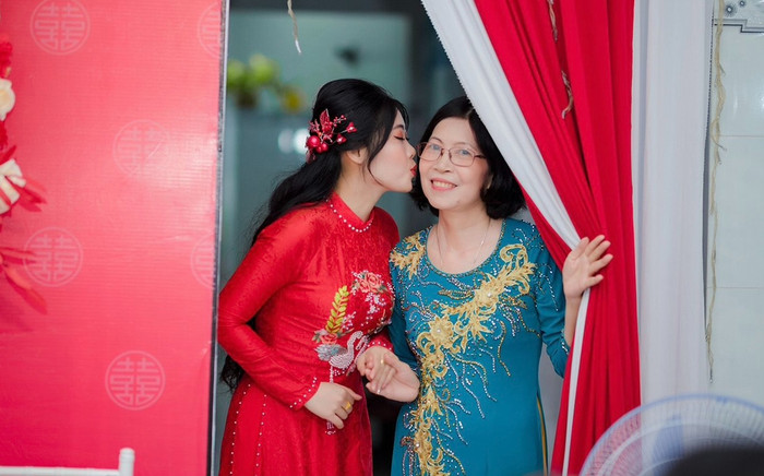 Lạ lẫm khoảnh khắc con gái thực hiện nghi lễ xuất giá, 'chịu lạy' mẹ đẻ trước khi về nhà chồng Ảnh 2