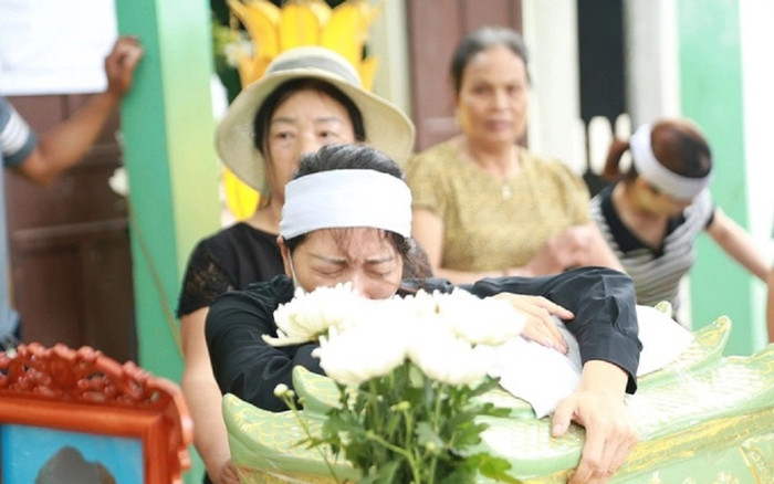 Bị đồn nhận tiền tỉ của gia đình nghi phạm để bỏ qua, mẹ nam sinh lớp 8 ở Phú Thọ nói gì? Ảnh 2