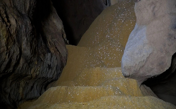 Động Vân Tiên ở Quảng Trị đẹp kỳ bí với nhiều khối thạch nhũ vàng óng Ảnh 2