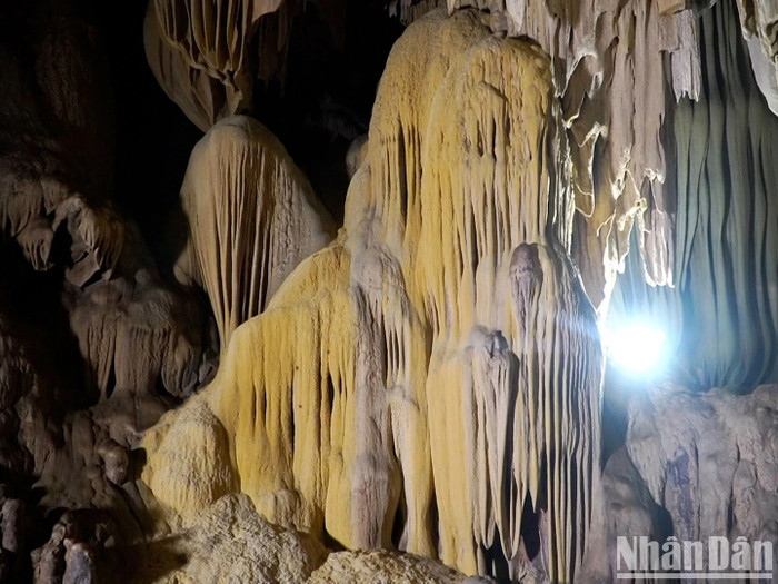Hang động vẫn còn rất sâu với nhiều khối thạch nhũ cực đẹp mắt. Ảnh: báo Nhân Dân