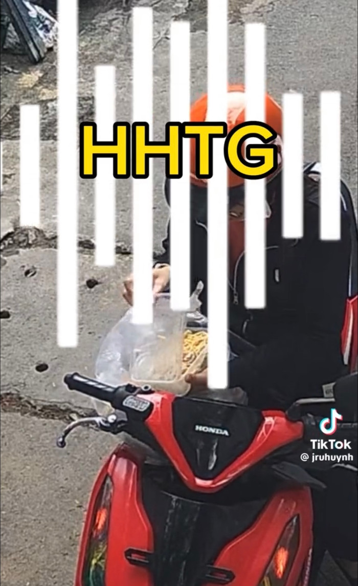 Nữ shipper ăn thử đồ ăn cho khách trước khi giao. Nguồn: Jruhuynh.
