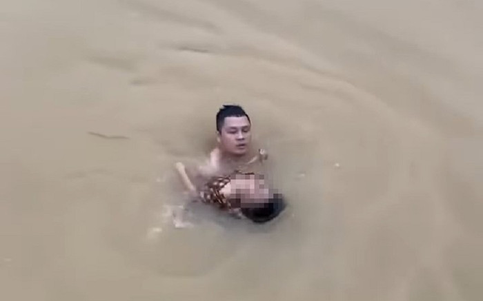 Nam thanh niên lao xuống dòng nước xiết cứu sống bé gái bị đuối nước Ảnh 2