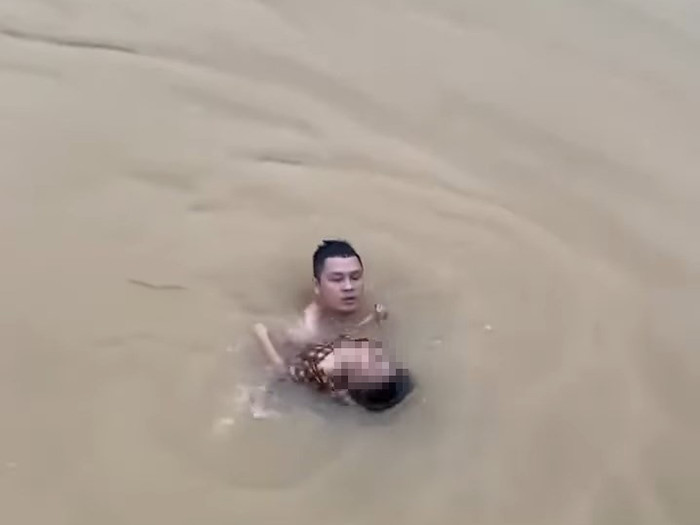 Nam thanh niên dũng cảm lao xuống dòng nước cứu bé gái không may bị đuối nước. Ảnh: báo Quảng Trị